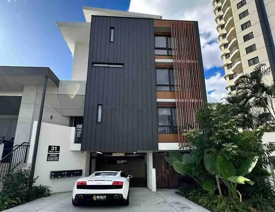 Brand New 1 Block From Beach 2 Bed Aprt Gold Coast